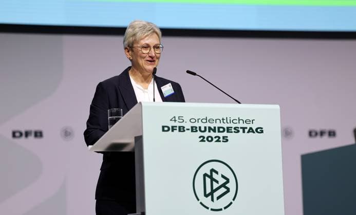 Silke Raml, Vizepräsidentin des Bayerischen Fußball-Verbandes (BFV), spricht am Bundestag des Deutschen Fußball-Bundes (DFB) am 7. November 2025 am DFB-Campus in Frankfurt am Main.