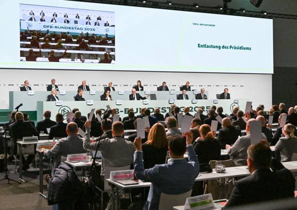 07.11.2025, xsltx, Fussball DFB Medientermine, DFB-Bundestag v.l. Abstimmung während des Bundestages (DFL DFB REGULATIONS PROHIBIT ANY USE OF PHOTOGRAPHS as IMAGE SEQUENCES and or QUASI-VIDEO)
