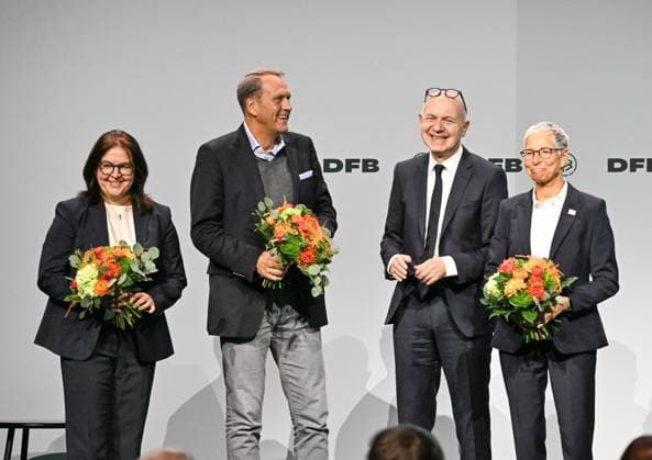07.11.2025, xsltx, Fussball DFB Medientermine, DFB-Bundestag v.l. Verabschiedung aus den bisherigen Ämtern für Heike Ullrich (DFB-Generalsekretärin), Steffen Schneekloth (DFB Vizepräsident stv. Sprecher des Präsidiums der DFL Deutsche Fußball Liga GmbH), Sabine Mammitzsch (DFB Vizepräsidentin für Frauen- und Mädchenfußball) - 2. v. re. Bernd Neuendorf (DFB-Präsident) (DFL DFB REGULATIONS PROHIBIT ANY USE OF PHOTOGRAPHS as IMAGE SEQUENCES and or QUASI-VIDEO)