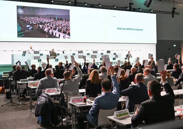 07.11.2025, xsltx, Fussball DFB Medientermine, DFB-Bundestag v.l. Abstimmung während des Bundestages (DFL DFB REGULATIONS PROHIBIT ANY USE OF PHOTOGRAPHS as IMAGE SEQUENCES and or QUASI-VIDEO)
