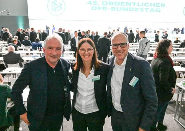 07.11.2025, xsltx, Fussball DFB Medientermine, DFB-Bundestag v.l. Lutz Wagner (Schiedsrichter, Lehrwart des Deutschen Fußball-Bundes, Prof. Dr. Silke Sinning (DFB Vizepräsidentin für Bildung, Freizeit- und Breitenfußball), Peter Beuth, ehemaliger Innenminister des Landes Hessen (DFL DFB REGULATIONS PROHIBIT ANY USE OF PHOTOGRAPHS as IMAGE SEQUENCES and or QUASI-VIDEO)