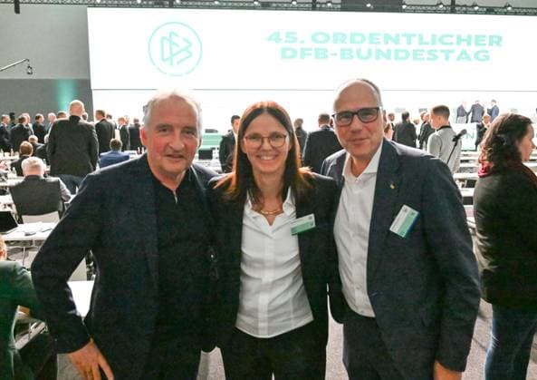 07.11.2025, xsltx, Fussball DFB Medientermine, DFB-Bundestag v.l. Lutz Wagner (Schiedsrichter, Lehrwart des Deutschen Fußball-Bundes, Prof. Dr. Silke Sinning (DFB Vizepräsidentin für Bildung, Freizeit- und Breitenfußball), Peter Beuth, ehemaliger Innenminister des Landes Hessen (DFL DFB REGULATIONS PROHIBIT ANY USE OF PHOTOGRAPHS as IMAGE SEQUENCES and or QUASI-VIDEO)