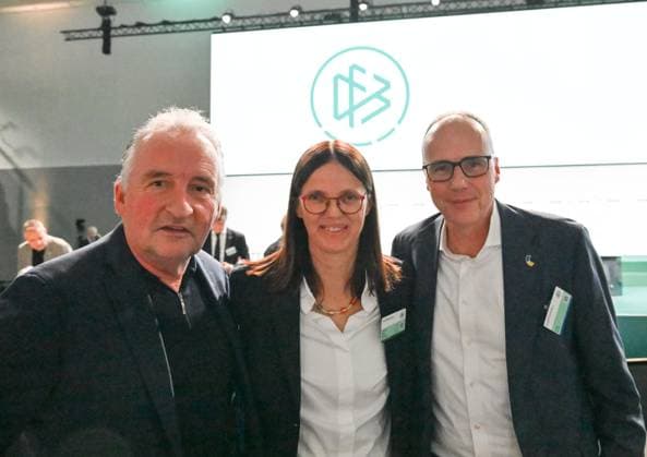 07.11.2025, xsltx, Fussball DFB Medientermine, DFB-Bundestag v.l. Lutz Wagner (Schiedsrichter, Lehrwart des Deutschen Fußball-Bundes, Prof. Dr. Silke Sinning (DFB Vizepräsidentin für Bildung, Freizeit- und Breitenfußball), Peter Beuth, ehemaliger Innenminister des Landes Hessen (DFL DFB REGULATIONS PROHIBIT ANY USE OF PHOTOGRAPHS as IMAGE SEQUENCES and or QUASI-VIDEO)
