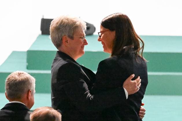 07.11.2025, xsltx, Fussball DFB Medientermine, DFB-Bundestag v.l. Die in der Kampfabstimmung unterlegene Silke Raml (Mitglied des Mädchen- und Frauenausschusses des DFB) gratuliert Prof. Dr. Silke Sinning zu ihrer Wiederwahl in das Präsidium des DFB (DFL DFB REGULATIONS PROHIBIT ANY USE OF PHOTOGRAPHS as IMAGE SEQUENCES and or QUASI-VIDEO)