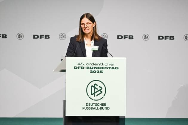 07.11.2025, xsltx, Fussball DFB Medientermine, DFB-Bundestag v.l. Prof. Dr. Silke Sinning (DFB Vizepräsidentin für Bildung, Freizeit- und Breitenfußball) bei ihrer emotionalen Dankesrede nach der Kampfabstimmung gegen Silke Raml (DFL DFB REGULATIONS PROHIBIT ANY USE OF PHOTOGRAPHS as IMAGE SEQUENCES and or QUASI-VIDEO)
