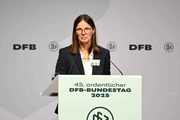 07.11.2025, xsltx, Fussball DFB Medientermine, DFB-Bundestag v.l. Prof. Dr. Silke Sinning (DFB Vizepräsidentin für Bildung, Freizeit- und Breitenfußball) bei ihrer emotionalen Dankesrede nach der Kampfabstimmung gegen Silke Raml (DFL DFB REGULATIONS PROHIBIT ANY USE OF PHOTOGRAPHS as IMAGE SEQUENCES and or QUASI-VIDEO)