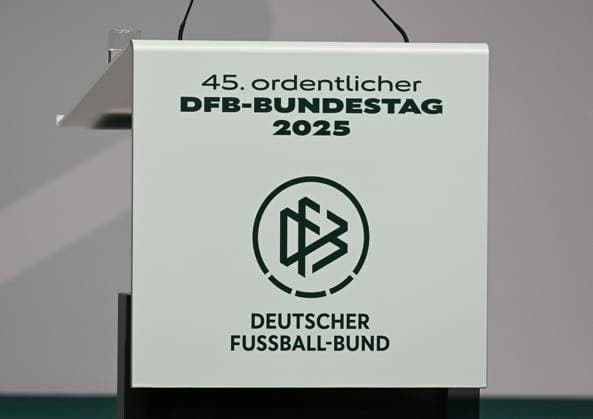 07.11.2025, xsltx, Fussball DFB Medientermine, DFB-Bundestag v.l. Rednerpult Bundestag, Logo Bundestag (DFL DFB REGULATIONS PROHIBIT ANY USE OF PHOTOGRAPHS as IMAGE SEQUENCES and or QUASI-VIDEO)