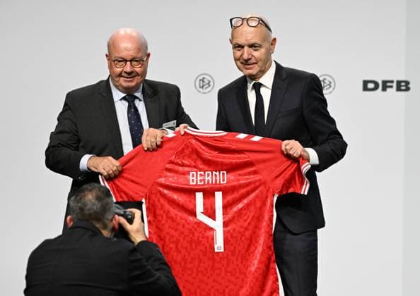 07.11.2025, xsltx, Fussball DFB Medientermine, DFB-Bundestag v.l. Der Präsident des Dänischen Fußballverbandes Jesper Möller gratuliert Bernd Neuendorf (DFB-Präsident) zur Wiederwahl mit einem Nationaltrikot, auf der Rückseite ist der Vorname Bernd beflockt (DFL DFB REGULATIONS PROHIBIT ANY USE OF PHOTOGRAPHS as IMAGE SEQUENCES and or QUASI-VIDEO)