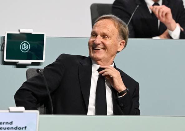07.11.2025, xsltx, Fussball DFB Medientermine, DFB-Bundestag v.l. Gute Laube bei Hans-Joachim Watzke (DFL Vizepräsident) (DFL DFB REGULATIONS PROHIBIT ANY USE OF PHOTOGRAPHS as IMAGE SEQUENCES and or QUASI-VIDEO)