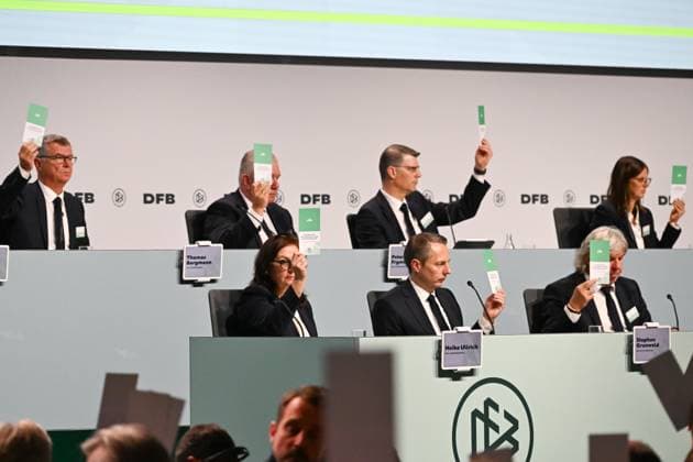 07.11.2025, xsltx, Fussball DFB Medientermine, DFB-Bundestag v.l. Abstimmung des Präsidiums beim Bundestag (DFL DFB REGULATIONS PROHIBIT ANY USE OF PHOTOGRAPHS as IMAGE SEQUENCES and or QUASI-VIDEO)