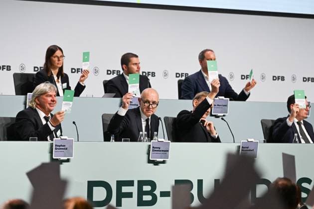 07.11.2025, xsltx, Fussball DFB Medientermine, DFB-Bundestag v.l. Abstimmung des Präsidiums beim Bundestag (DFL DFB REGULATIONS PROHIBIT ANY USE OF PHOTOGRAPHS as IMAGE SEQUENCES and or QUASI-VIDEO)