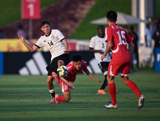 Fussball, Junioren U 17 WM 2025 in Doha Katar Vorrunde 07.11.2025 Gruppe G Deutschland - Korea DVR Toni Langsteiner (li, Deutschland) gegen Jin Song So (Mitte, Korea DVR)
