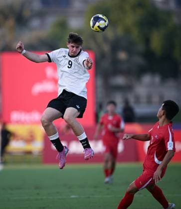 Fussball, Junioren U 17 WM 2025 in Doha Katar Vorrunde 07.11.2025 Gruppe G Deutschland - Korea DVR Alexander Staff (li, Deutschland) gegen Kwang Song Pak (Mitte, Korea DVR)
