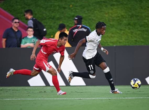 Fussball, Junioren U 17 WM 2025 in Doha Katar Vorrunde 07.11.2025 Gruppe G Deutschland - Korea DVR Wisdom Mike (re, Deutschland) gegen Kyong Bong Ri (Mitte, Korea DVR)