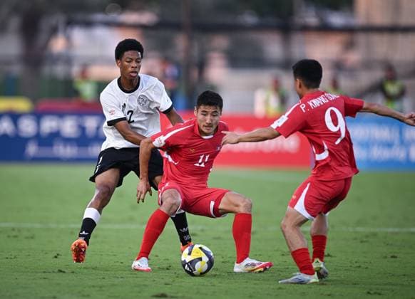 Fussball, Junioren U 17 WM 2025 in Doha Katar Vorrunde 07.11.2025 Gruppe G Deutschland - Korea DVR Nebe Sirak Domnic (li, Deutschland) gegen Kang Rim Ri (Mitte, Korea DVR) und Kwang Song Pak (re, Korea DVR)