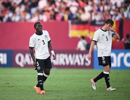 Fussball, Junioren U 17 WM 2025 in Doha Katar Vorrunde 07.11.2025 Gruppe G Deutschland - Korea DVR Osman Mohamed Turay (li, Deutschland) und Ben Hawighorst (re, Deutschland)