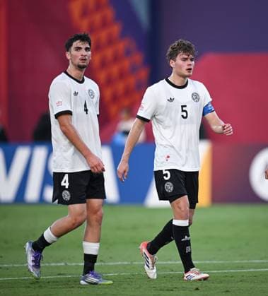 Fussball, Junioren U 17 WM 2025 in Doha Katar Vorrunde 07.11.2025 Gruppe G Deutschland - Korea DVR Ben Hawighorst (re, Deutschland) mit blutiger Naseund Elias Vali Fard (li, Deutschland)