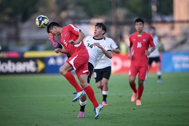 Fussball, Junioren U 17 WM 2025 in Doha Katar Vorrunde 07.11.2025 Gruppe G Deutschland - Korea DVR Toni Langsteiner (li, Deutschland) gegen Se Ung Kim (Mitte, Korea DVR)