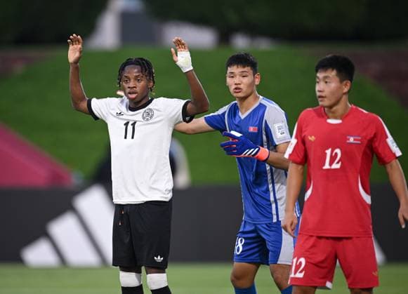 Fussball, Junioren U 17 WM 2025 in Doha Katar Vorrunde 07.11.2025 Gruppe G Deutschland - Korea DVR Wisdom Mike (li, Deutschland) mit Torwart Jong Hun Kim (Mitte, Korea DVR) und Ryong U Pak (re, Korea DVR)
