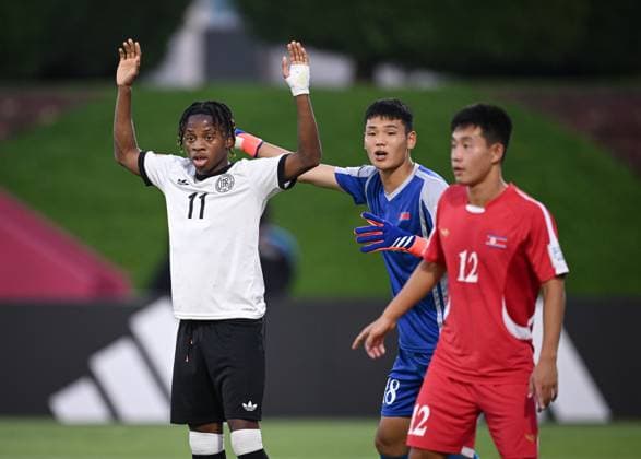 Fussball, Junioren U 17 WM 2025 in Doha Katar Vorrunde 07.11.2025 Gruppe G Deutschland - Korea DVR Wisdom Mike (li, Deutschland) mit Torwart Jong Hun Kim (Mitte, Korea DVR) und Ryong U Pak (re, Korea DVR)