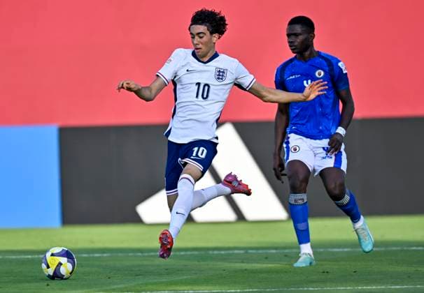 England v Haiti : Group E - FIFA U-17 World Cup Qatar 2025 Luca Williams-Barnett of England and Dieuvens Kenson Resil of Haiti in action during the FIFA U-17 World Cup Qatar 2025 Group E match between England and Haiti in Doha, Qatar, on November 7, 2025. DOHA Qatar Copyright: xNOUSHADx