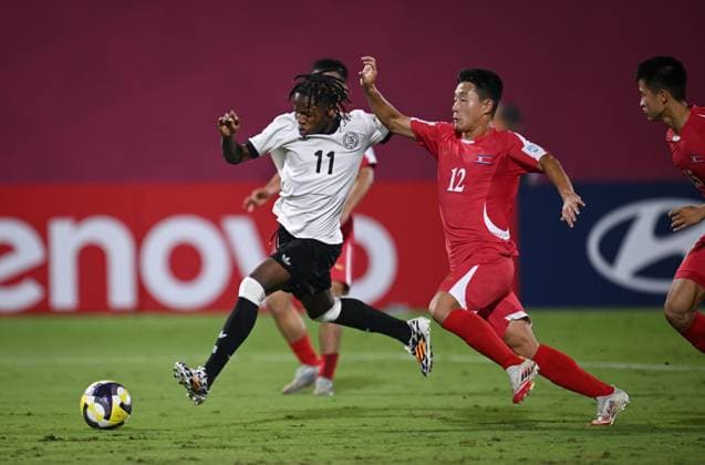 Fussball, Junioren U 17 WM 2025 in Doha Katar Vorrunde 07.11.2025 Gruppe G Deutschland - Korea DVR Wisdom Mike (li, Deutschland) erzielt hier das Tor zum 1-0 gegen Ryong U Pak (re, Korea DVR)