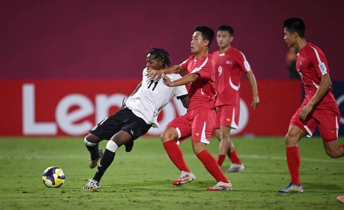 Fussball, Junioren U 17 WM 2025 in Doha Katar Vorrunde 07.11.2025 Gruppe G Deutschland - Korea DVR Wisdom Mike (li, Deutschland) erzielt hier das Tor zum 1-0 gegen Ryong U Pak (Mitte, Korea DVR)