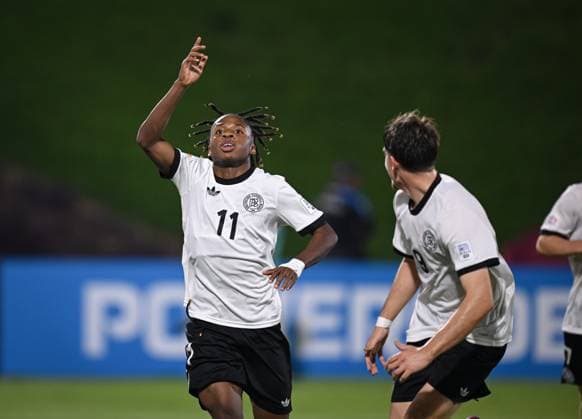 Fussball, Junioren U 17 WM 2025 in Doha Katar Vorrunde 07.11.2025 Gruppe G Deutschland - Korea DVR JUBEL Deutschland; Torschuetze zum 1-0 Wisdom Mike (li) mit Alexander Staff (re)