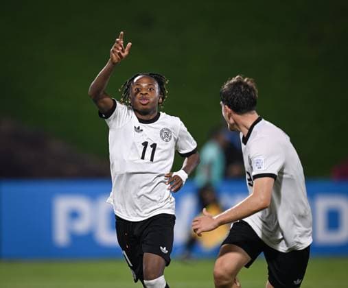 Fussball, Junioren U 17 WM 2025 in Doha Katar Vorrunde 07.11.2025 Gruppe G Deutschland - Korea DVR JUBEL Deutschland; Torschuetze zum 1-0 Wisdom Mike (li) mit Alexander Staff (re)