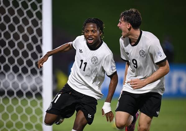 Fussball, Junioren U 17 WM 2025 in Doha Katar Vorrunde 07.11.2025 Gruppe G Deutschland - Korea DVR JUBEL Deutschland; Torschuetze zum 1-0 Wisdom Mike (li) mit Alexander Staff (re)
