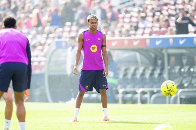 Open training session at the Nou Spotify Camp Nou Barcelona November 7, 2025 Nou Spotify Camp Nou November 7 ,2025 Lamine Yamal (10) of FC Barcelona, Barca during the open training session at the Nou Spotify Camp Nou Barcelona ESP Copyright: xS.xRosx