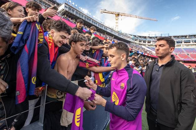 Open training session at the Nou Spotify Camp Nou Barcelona November 7, 2025 Nou Spotify Camp Nou November 7 ,2025 Marc Casado during the open training session at the Nou Spotify Camp Nou Barcelona ESP Copyright: xS.xRosx