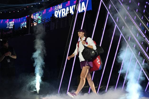 2025 WTA, Tennis Damen Finals RIYADH, SAUDI ARABIA - NOVEMBER 7: Elena Rybakina (not seen) of Kazakhstan arrives ahead of her first semifinal against Jessica Pegula (not seen) of the United States on Day 7 of the 2025 WTA Finals, part of the Hologic WTA Tour, at King Saud University Indoor Arena in Riyadh, Saudi Arabia, on November 7, 2025. Artur Widak Anadolu Riyadh Saudi Arabia. Editorial use only. Please get in touch for any other usage.  Copyright: x2025xAnadoluxArturxWidakx