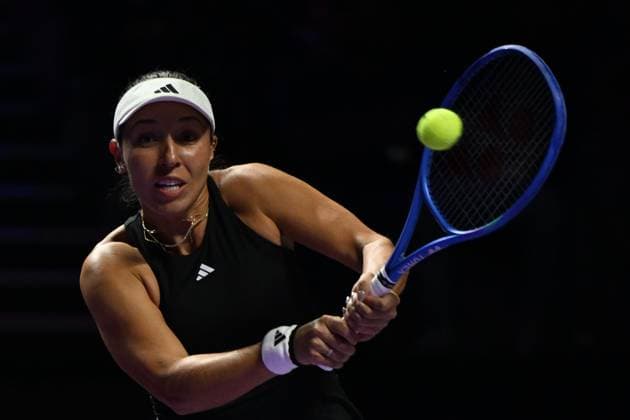 2025 WTA, Tennis Damen Finals RIYADH, SAUDI ARABIA - NOVEMBER 7: Jessica Pegula of the United States plays against Elena Rybakina (not seen) of Kazakhstan in the first semifinal on Day 7 of the 2025 WTA Finals, part of the Hologic WTA Tour, at King Saud University Indoor Arena in Riyadh, Saudi Arabia, on November 7, 2025. Artur Widak Anadolu Riyadh Saudi Arabia. Editorial use only. Please get in touch for any other usage.  Copyright: x2025xAnadoluxArturxWidakx