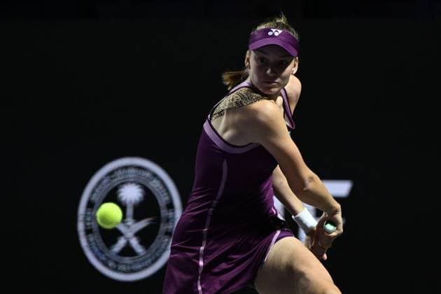 2025 WTA, Tennis Damen Finals RIYADH, SAUDI ARABIA - NOVEMBER 7: Elena Rybakina (not seen) of Kazakhstan plays against Jessica Pegula (not seen) of the United States in the first semifinal on Day 7 of the 2025 WTA Finals, part of the Hologic WTA Tour, at King Saud University Indoor Arena in Riyadh, Saudi Arabia, on November 7, 2025. Artur Widak Anadolu Riyadh Saudi Arabia. Editorial use only. Please get in touch for any other usage.  Copyright: x2025xAnadoluxArturxWidakx