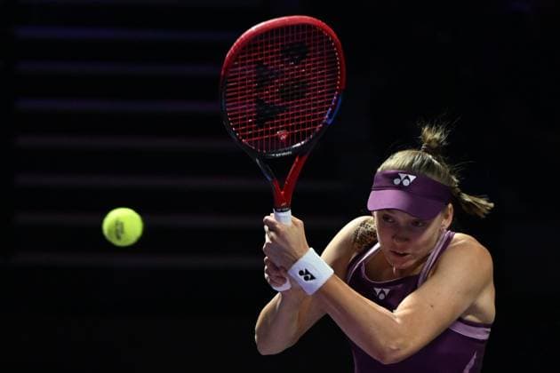 2025 WTA, Tennis Damen Finals RIYADH, SAUDI ARABIA - NOVEMBER 7: Elena Rybakina (not seen) of Kazakhstan plays against Jessica Pegula (not seen) of the United States in the first semifinal on Day 7 of the 2025 WTA Finals, part of the Hologic WTA Tour, at King Saud University Indoor Arena in Riyadh, Saudi Arabia, on November 7, 2025. Artur Widak Anadolu Riyadh Saudi Arabia. Editorial use only. Please get in touch for any other usage.  Copyright: x2025xAnadoluxArturxWidakx