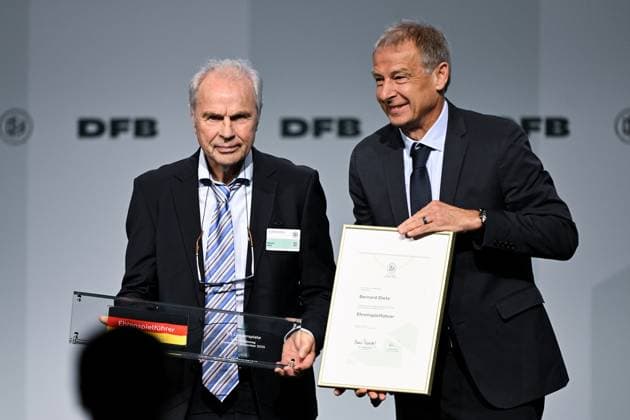 GER, Bernhard Dietz (Ehrenspielführer des DFB) bei seiner Ernennung mit Jürgen Klinsmann auf dem 45. Ordentlichen DFB-Bundestag im DFB-Campus in Frankfurt am Main, 7.11.2025. 45. Ordentlicher DFB-Bundestag in Frankfurt am Main Frankfurt am Main *** GER, Bernhard Dietz Honorary DFB captain at his appointment with Jürgen Klinsmann at the 45th Ordinary DFB Bundestag at the DFB Campus in Frankfurt am Main, 7 11 2025 45th Ordinary DFB Bundestag in Frankfurt am Main Frankfurt am Main Copyright: xEibner-Pressefoto FlorianxWiegandx EP_FWD