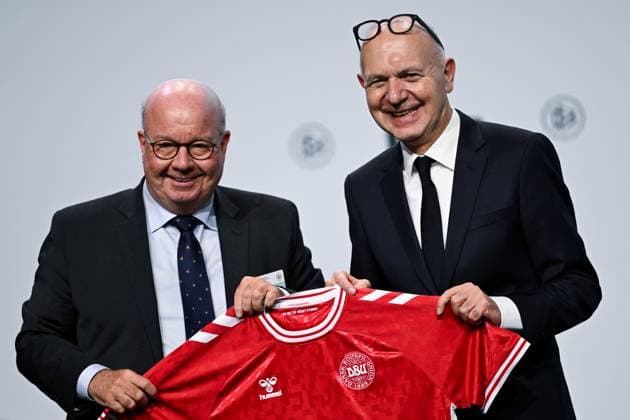 GER, Jesper Möller (Präsident des Dänischen Fußballverbandes) gratuliert Bernd Neuendorf (DFB-Präsident) zur Wiederwahl mit einem Nationaltrikot auf dem 45. Ordentlichen DFB-Bundestag im DFB-Campus in Frankfurt am Main, 7.11.2025. 45. Ordentlicher DFB-Bundestag in Frankfurt am Main Frankfurt am Main Copyright: xEibner-Pressefoto FlorianxWiegandx EP_FWD