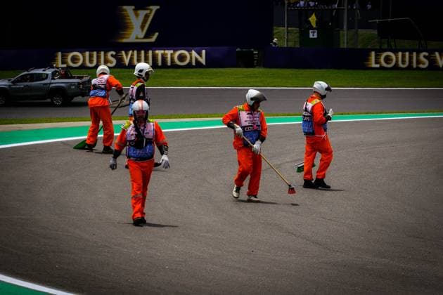 Primeiro dia de treinos para GP Brasil F1 SaO PAULO, SP - 07.11.2025: PRIMEIRO DIA DE TREINOS PARA GP BRASIL F1 - First day of practice this Friday (07) for the Formula 1 Brazilian Grand Prix in Sao Paulo, which will take place this weekend at the JosÃ Carlos Pace racetrack in Interlagos, south of the city of Sao Paulo. In the photo, the so-called Marshals clean and inspect the track before the first practice session. (Photo: Aloisio Mauricio Fotoarena) x2837297x  AloisioxMauricio