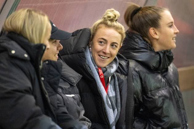 Carolin Simon 30 (FC Bayern Muenchen Frauen) auf der Bank, FC Bayern Frauen Muenchen - 1. FC Union Berlin, Google Pixel Frauenbundesliga, 10. Spieltag, 07.11.25 DFB regulations prohibit any use of photographs as image sequences and or quasi-video. (kolbert-press) Muenchen Bayern Deutschland