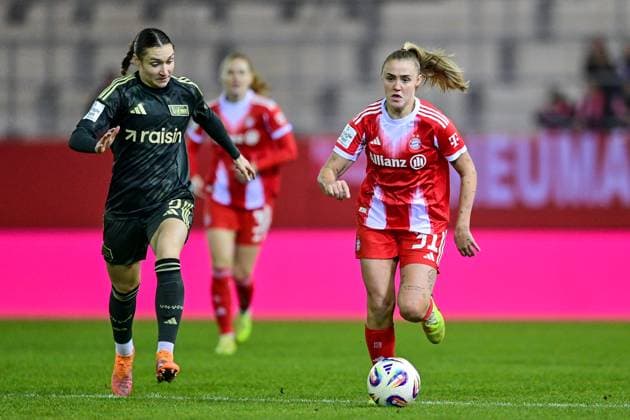 v.li.: Sophie Weidauer (Union Berlin, 9) Georgia STANWAY (FC Bayern Muenchen, FCB, 31) im Zweikampf, Duell, duel, tackle, Dynamik, Action, Aktion, 07.11.2025, München (Deutschland), Fussball, Google Pixel Frauen-Bundesliga, FC Bayern München - 1. FC Union Berlin, DFB DFL REGULATIONS PROHIBIT ANY USE OF PHOTOGRAPHS AS IMAGE SEQUENCES AND OR QUASI-VIDEO.