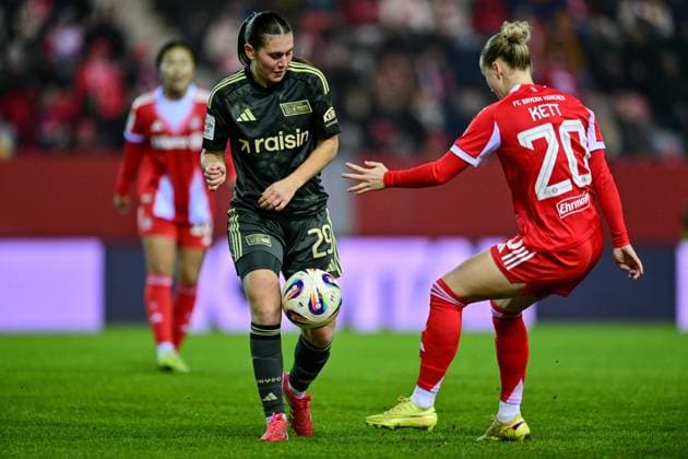 v.li.: Antonia Halverkamps (Union Berlin, 29) Franziska KETT (FC Bayern Muenchen, FCB, 20) im Zweikampf, Duell, duel, tackle, Dynamik, Action, Aktion, 07.11.2025, München (Deutschland), Fussball, Google Pixel Frauen-Bundesliga, FC Bayern München - 1. FC Union Berlin, DFB DFL REGULATIONS PROHIBIT ANY USE OF PHOTOGRAPHS AS IMAGE SEQUENCES AND OR QUASI-VIDEO.