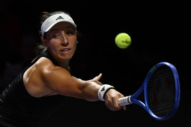 2025 WTA, Tennis Damen Finals RIYADH, SAUDI ARABIA - NOVEMBER 7: Jessica Pegula of the United States in action against Elena Rybakina (not seen) of Kazakhstan in the first semifinal on Day 7 of the 2025 WTA Finals, part of the Hologic WTA Tour, at King Saud University Indoor Arena in Riyadh, Saudi Arabia, on November 7, 2025. Artur Widak Anadolu Riyadh Saudi Arabia. Editorial use only. Please get in touch for any other usage.  Copyright: x2025xAnadoluxArturxWidakx