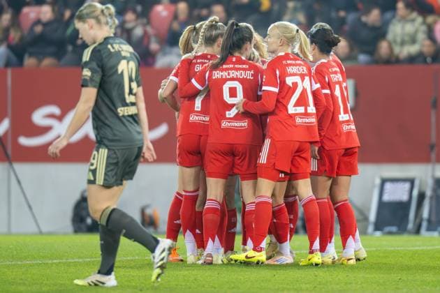 Torjubel zum 1:0 FC Bayern Frauen, FC Bayern Frauen Muenchen - 1. FC Union Berlin, Google Pixel Frauenbundesliga, 10. Spieltag, 07.11.25 DFB regulations prohibit any use of photographs as image sequences and or quasi-video. (kolbert-press) Muenchen Bayern Deutschland