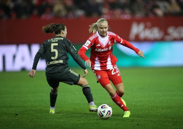 Fussball, Frauen, Google Pixel Frauen Bundesliga, 10.Spieltag, Saison 2025 2026, FC Bayern München - 1.FC Union Berlin, Campus Katja Orschmann (1.FC Union Berlin) (li.) mit Pernille Harder (FC Bayern München) (re.) im Zweikampf um den Ball, Angriff
