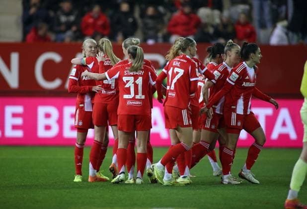 Fussball, Frauen, Google Pixel Frauen Bundesliga, 10.Spieltag, Saison 2025 2026, FC Bayern München - 1.FC Union Berlin, Campus 2:0 durch Pernille Harder (FC Bayern München) Tor, Jubel, Jubeltraube