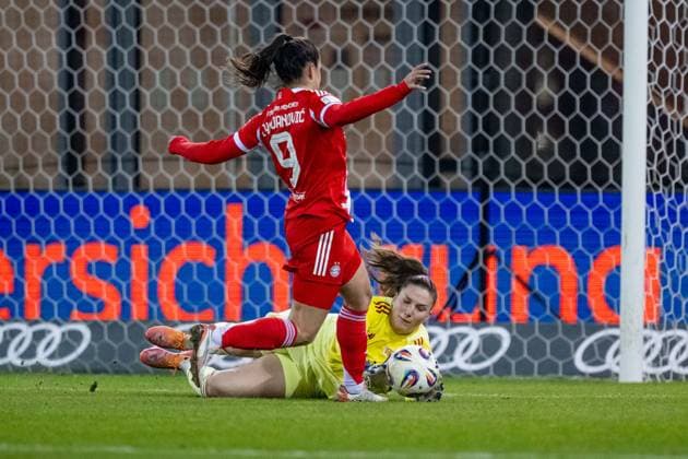 Jovana Damnjanovic (FC Bayern Muenchen Frauen, 09) verpasst hier gegen Nadine Boehi (Torfrau, 1. FC Union Berlin, 28) GER, FC Bayern Muenchen Frauen vs. 1. FC Union Berlin, Fussball, Google Pixel Frauen-Bundesliga, 10. Spieltag, Saison 2025 2026, 07.11.2025. (DFL DFB REGULATIONS PROHIBIT ANY USE OF PHOTOGRAPHS as IMAGE SEQUENCES and or QUASI-VIDEO). GER, FC Bayern Muenchen Frauen vs. 1. FC Union Berlin, Fussball, Google Pixel Frauen-Bundesliga, 10. Spieltag, Saison 2025 2026, 07.11.2025. Muenchen Copyright: xEibner-Pressefoto HeikexFeinerx EP_HFR