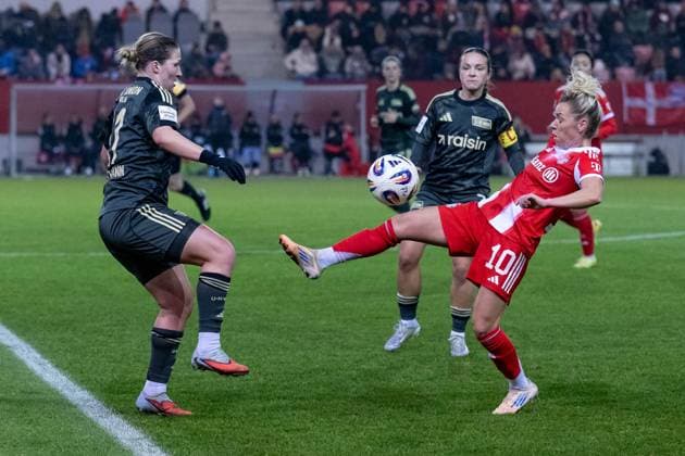 Kampf um den Ball Zweikampf zwischen Dina Orschmann (1. FC Union Berlin, 11) und Linda Dallmann (FC Bayern Muenchen Frauen, 10) GER, FC Bayern Muenchen Frauen vs. 1. FC Union Berlin, Fussball, Google Pixel Frauen-Bundesliga, 10. Spieltag, Saison 2025 2026, 07.11.2025. (DFL DFB REGULATIONS PROHIBIT ANY USE OF PHOTOGRAPHS as IMAGE SEQUENCES and or QUASI-VIDEO). GER, FC Bayern Muenchen Frauen vs. 1. FC Union Berlin, Fussball, Google Pixel Frauen-Bundesliga, 10. Spieltag, Saison 2025 2026, 07.11.2025. Muenchen Copyright: xEibner-Pressefoto HeikexFeinerx EP_HFR