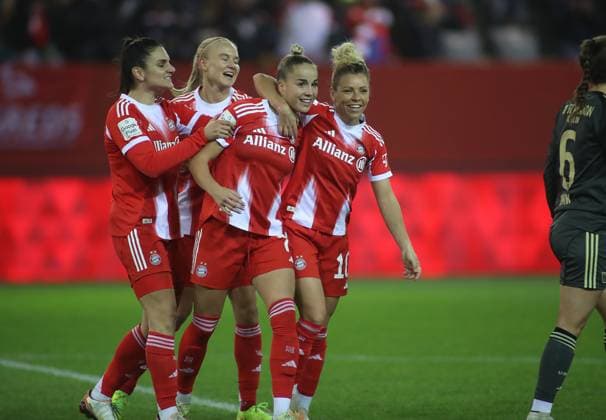 Fussball, Frauen, Google Pixel Frauen Bundesliga, 10.Spieltag, Saison 2025 2026, FC Bayern München - 1.FC Union Berlin, Campus 3:0 durch Giulia Gwinn (FC Bayern München), Tor, Jubel, u.a. mit Linda Dallmann (FC Bayern München) (re.)