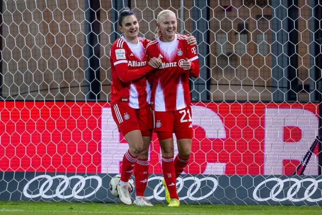 Jovana Damnjanovic (FC Bayern Muenchen Frauen, 09) bejubelt mit Pernille Harder (FC Bayern Muenchen Frauen, 21) deren Tor zum 2:0 GER, FC Bayern Muenchen Frauen vs. 1. FC Union Berlin, Fussball, Google Pixel Frauen-Bundesliga, 10. Spieltag, Saison 2025 2026, 07.11.2025. (DFL DFB REGULATIONS PROHIBIT ANY USE OF PHOTOGRAPHS as IMAGE SEQUENCES and or QUASI-VIDEO). GER, FC Bayern Muenchen Frauen vs. 1. FC Union Berlin, Fussball, Google Pixel Frauen-Bundesliga, 10. Spieltag, Saison 2025 2026, 07.11.2025. Muenchen Copyright: xEibner-Pressefoto HeikexFeinerx EP_HFR